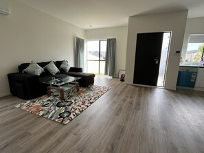Living area - Cozy private suite  (Auckland)