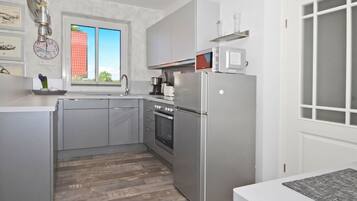 Wasserkocher mit Kaffee-/Teezubehör, Kühlschrank, Mikrowelle, Ofen