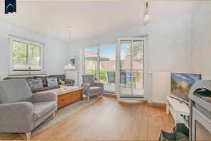 Unclassified image, 4 of 39, button - DHH Waldhaus 5 - Gemütliche DHH für 5 Personen mit Kamin und Sauna/ Wlan, Stellplatz, Wama (Korswandt)