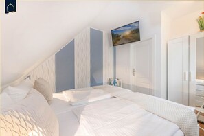 Unclassified image, 2 of 39, button - DHH Waldhaus 5 - Gemütliche DHH für 5 Personen mit Kamin und Sauna/ Wlan, Stellplatz, Wama (Korswandt)