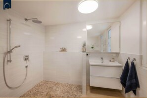 Een douche, een haardroger, handdoeken