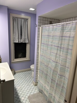 Towels, soap, shampoo, toilet paper - Historical District Getaway [Upper] (Olean)