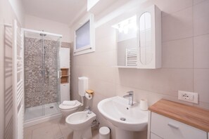 Een douche, een haardroger, een bidet, handdoeken