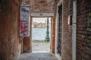 Un callejón estrecho con vistas a un canal y edificios en Venecia.