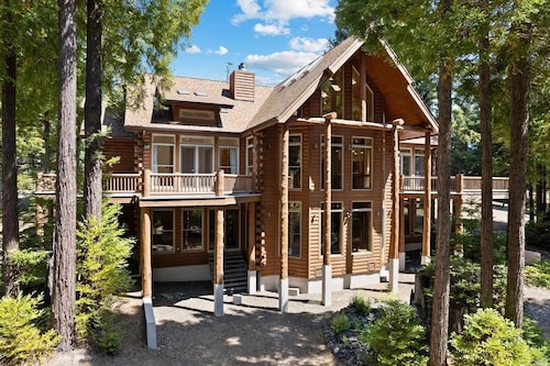 Premier Fort Bragg Retreat - Home Theater, Game Room, Sleeps 16
Timber Vacation