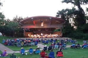 Outdoor banquet area - Townhouse Downtown - West Side (Cookeville)