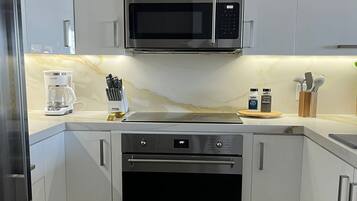 ثلاجة، ميكروويف، فرن، موقد طهي مسطح