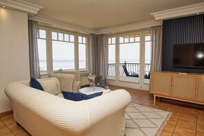 Unclassified image, 2 of 33, button