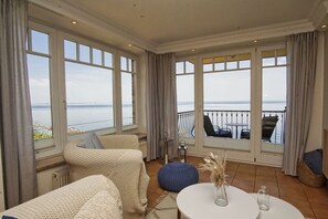 Unclassified image, 4 of 33, button