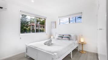 3 bedrooms, desk, iron/ironing board, free WiFi