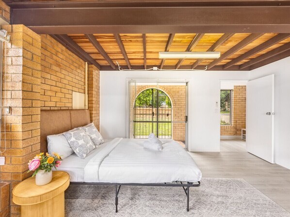 3 bedrooms, desk, iron/ironing board, free WiFi