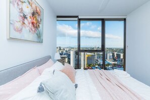 1 室のベッドルーム、デスク、アイロン / アイロン台、WiFi (無料)