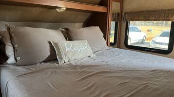 1 bedroom, bed sheets