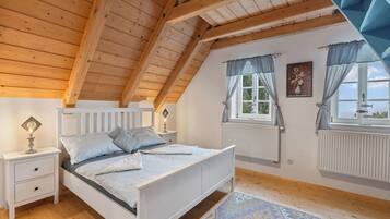 4 bedrooms, desk, WiFi