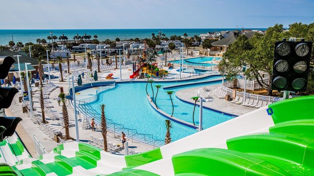 Un complexe hôtelier doté de plusieurs piscines, d’un toboggan aquatique et offrant une vue sur l’océan.