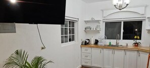 Mikrowelle, Ofen, Herdplatte, Wasserkocher mit Kaffee-/Teezubehör