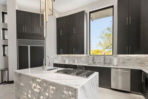 Fridge, microwave, oven, stovetop - Casa Desnuda 7 BR 8 King Beds (Paradise Valley)