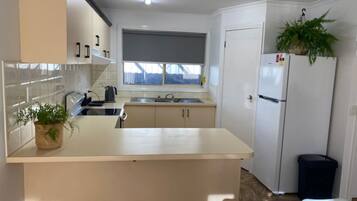 Geladeira, micro-ondas, fogão, cooktop