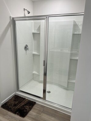 Douche, sèche-cheveux, serviettes fournies, savon