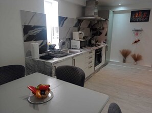Frigorífico, microondas, horno y placa de cocina