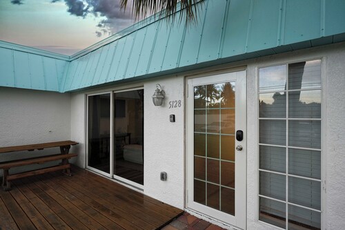 Siesta Key Village • Pool • Walk to Beach • Pets