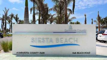 Señal para Playa Siesta, indicando que es un parque del Condado de Sarasota ubicado en la carretera Beach número 948.