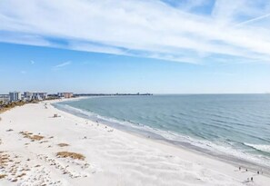 Una playa cerca, sillas reclinables de playa, toallas de playa