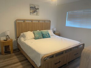 2 bedrooms, desk, WiFi, bed sheets