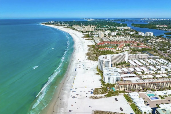 Beach nearby, sun-loungers, beach towels