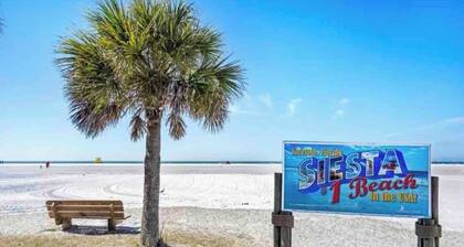 Siesta Key Village • Pool • Walk to Beach • Pets