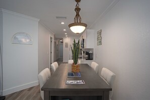 Dining - Perfect location SK village condo 2 BR short walk to beach, pool arcade pets ok (Sarasota)