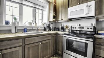 Réfrigérateur, four, plaque de cuisson, cafetière/bouilloire