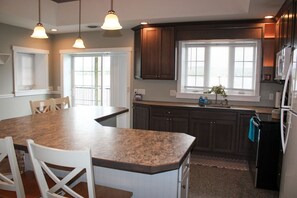 Fridge, oven, stovetop, coffee/tea maker
