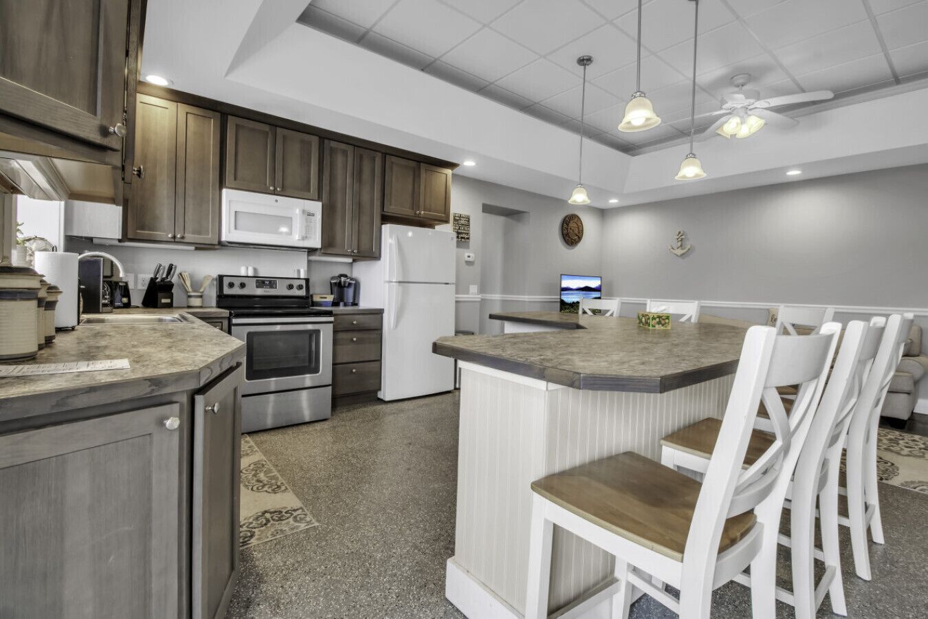 Fridge, oven, stovetop, coffee/tea maker