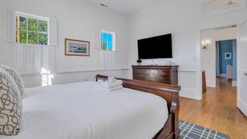 3 bedrooms, desk, iron/ironing board, travel crib