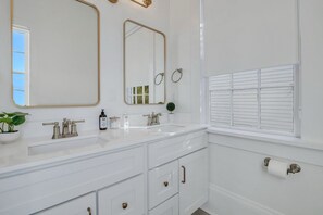 Hair dryer, towels - Newly Renovated 3 Bed/2.5 Bath 15 mins to MCRD (Beaufort)