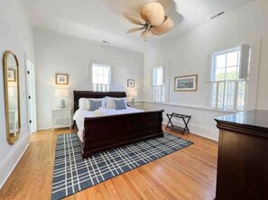 3 camere, una scrivania, ferro/asse da stiro, culla da viaggio