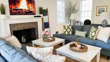 Una Smart TV, una chimenea, libros