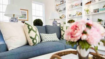 Una Smart TV, una chimenea, libros