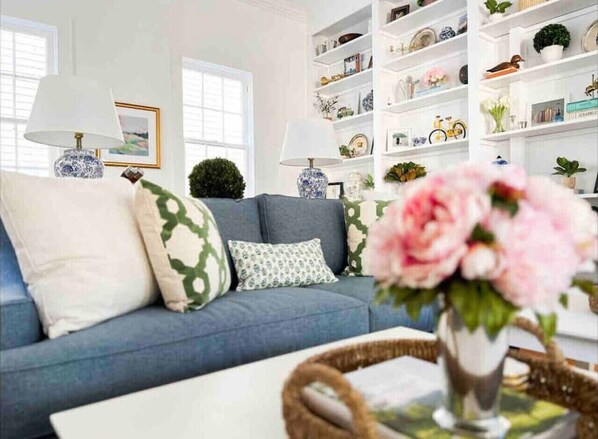 Smart TV, caminetto, libri