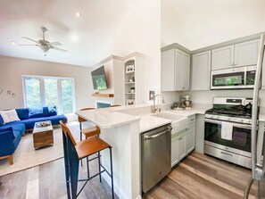 Frigorífic, microones, forn i placa de cuina 