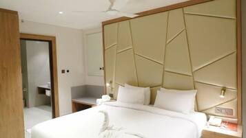 Business Room | In-room safe, desk, laptop workspace, soundproofing