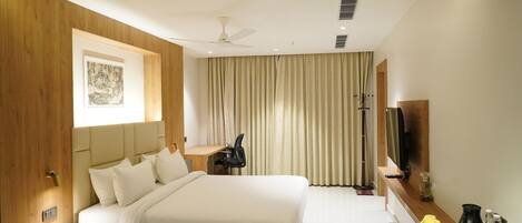 Habitación Club | Caja de seguridad en la habitación y escritorio