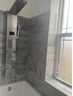 Toallas, shampoo, papel de baño 