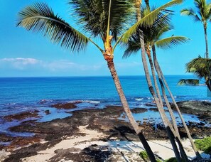 Nær stranden, solsenger og strandhåndklær
