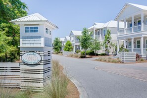 Exterior - Luxury 30A Beach House: Pool, Game Room, Bikes & free shuttle to the Beach! (Santa Rosa Beach)