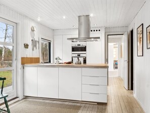 Kühlschrank, Mikrowelle, Geschirrspüler, Kochgeschirr/Geschirr/Besteck