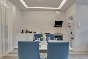 Réfrigérateur, four à micro-ondes, surface de cuisson, lave-vaisselle