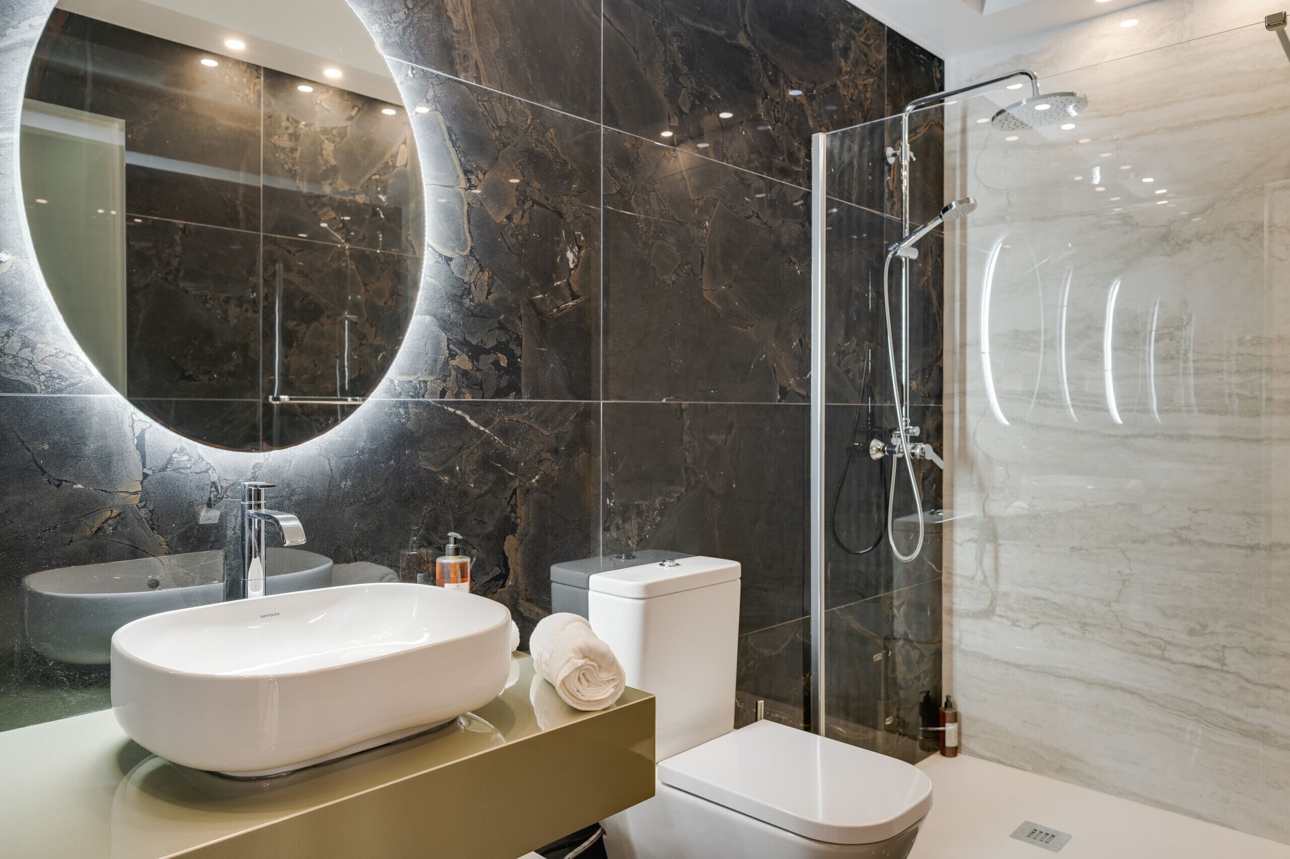 Een douche, een haardroger, handdoeken, toiletpapier