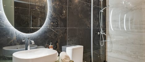 Douche, séchoir à cheveux, serviettes fournies, papier de toilette